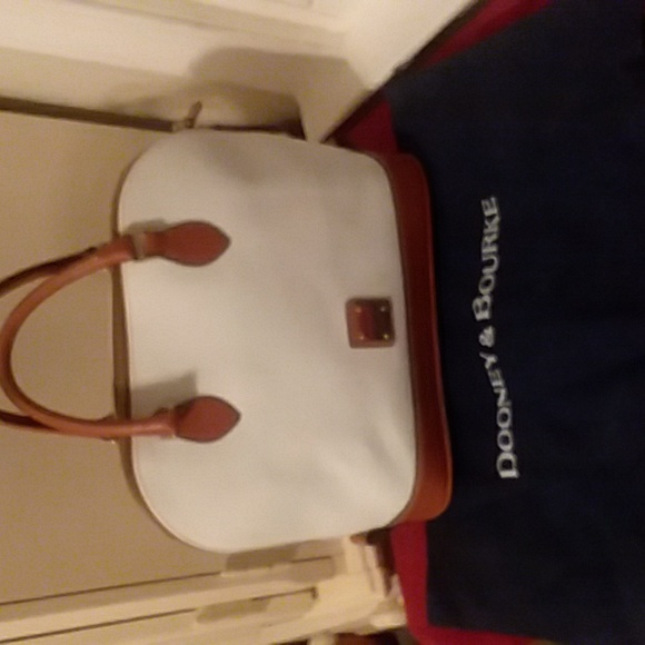 🎁 SOLD NEW Dooney & Burke White w SaddleTan Bag/Crossbody - Picture 8 of 12